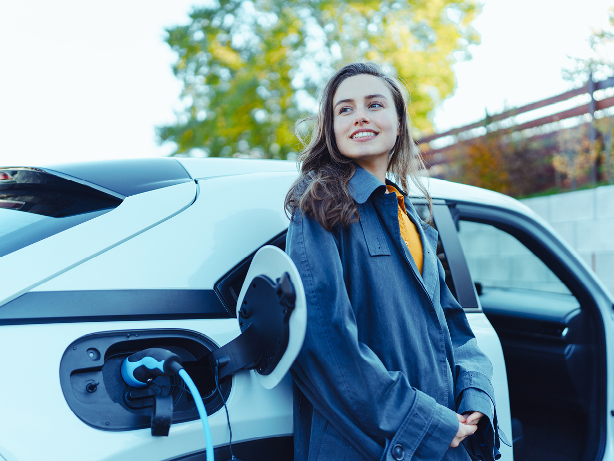 Il caro-energia non mette in corto circuito le auto elettriche