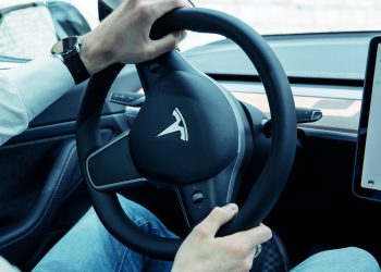 La tedesca BMW lancia la sfida ad Elon Musk e alla sua Tesla e al mercato cinese