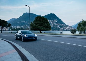 Prezzi delle batterie elettriche scesi del 90% in 15 anni