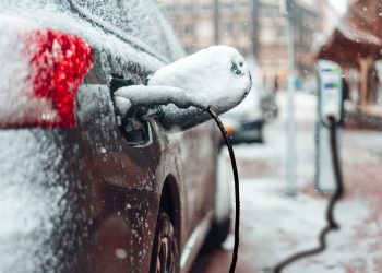 Perché le auto elettriche si caricano più lentamente con il freddo?