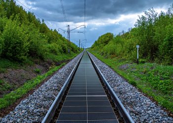 La Svizzera rivoluziona i binari ferroviari con l’energia solare