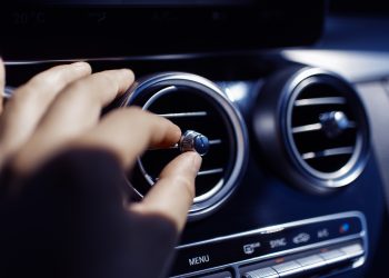 La radio & l’auto elettrica: quanto consuma davvero? E perché la sicurezza viene prima di tutto.