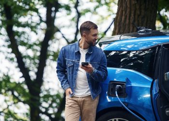 Chi guida l’auto elettrica oggi?