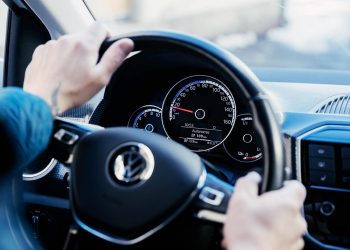 Ricaricare l’auto elettrica è (già) più semplice di quanto pensi